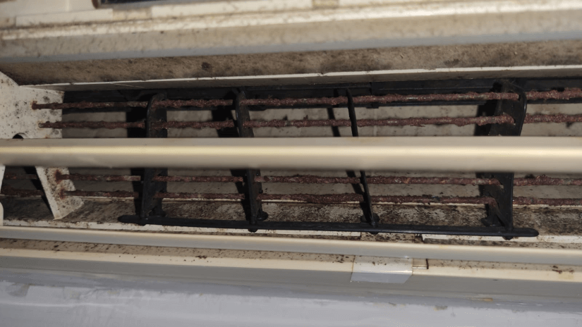 מזגן סתום שעבר תהליך של פירוק פלסטיק ושטיפה בלחץ מים